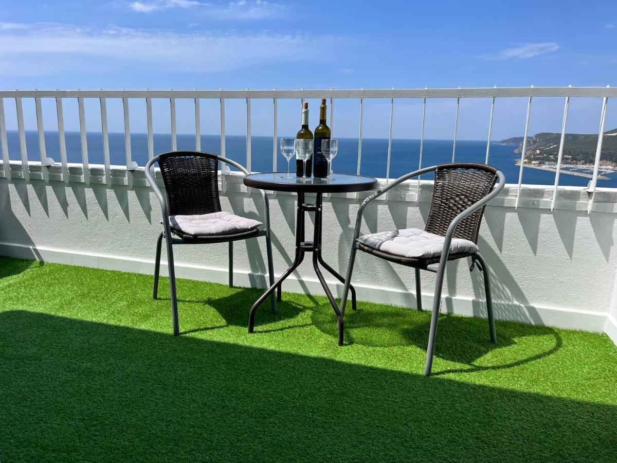Axenic Retreat - Panoramic Ocean View, Sleeps 4, Ensuite Bathroom, New Redesign Apartment Sesimbra
