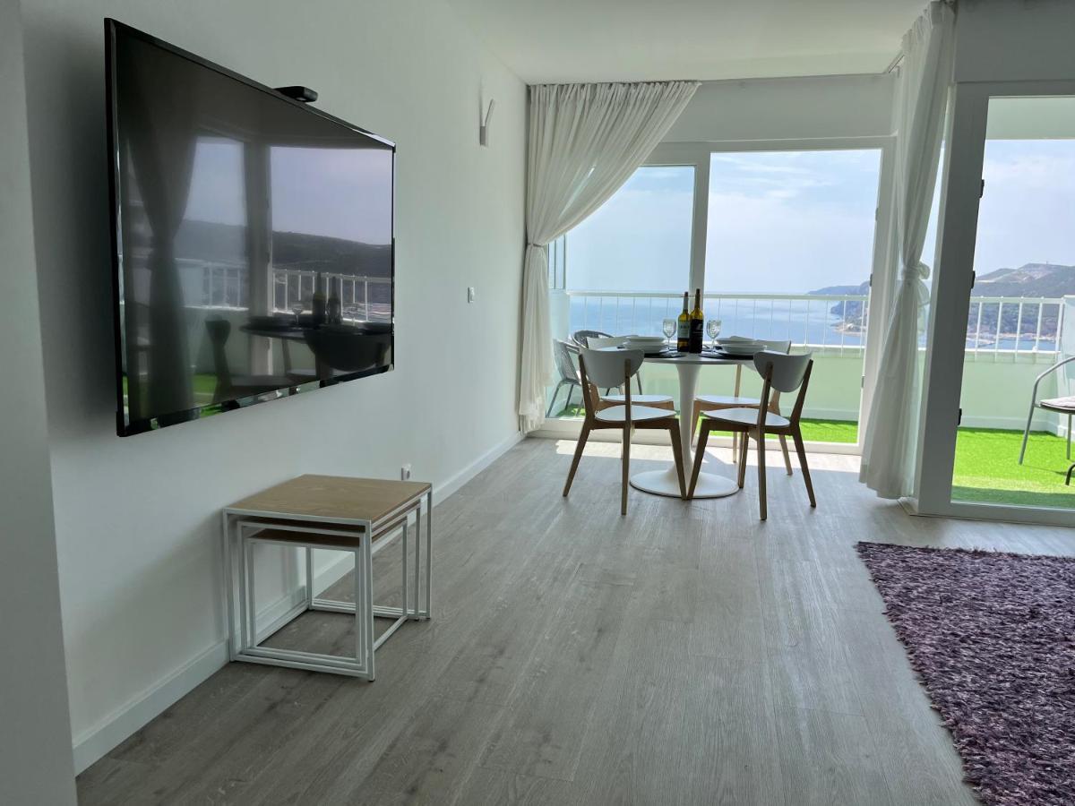 Axenic Retreat - Panoramic Ocean View, Sleeps 4, Ensuite Bathroom, New Redesign Apartment *